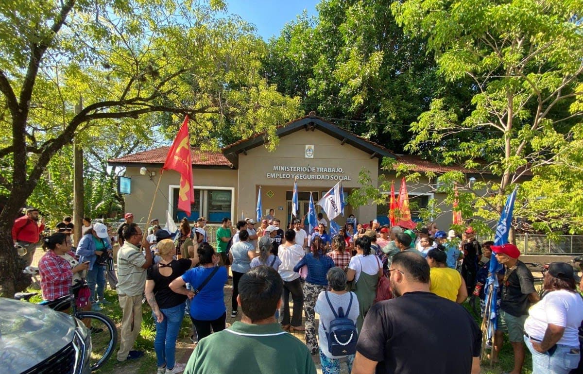 Asamblea frente al Ministerio de Trabajo ubicado en Remedios de Escalada 580