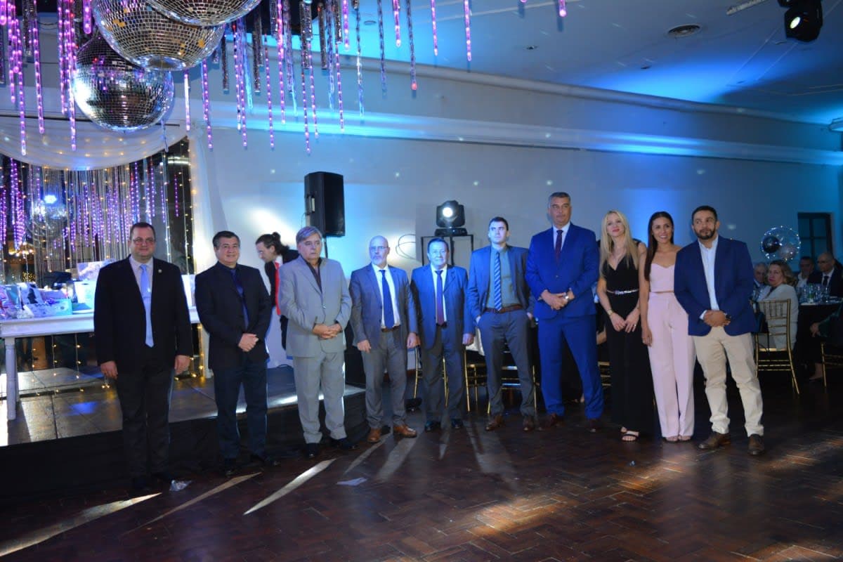 Autoridades que hicieron entrega de reconocimientos.